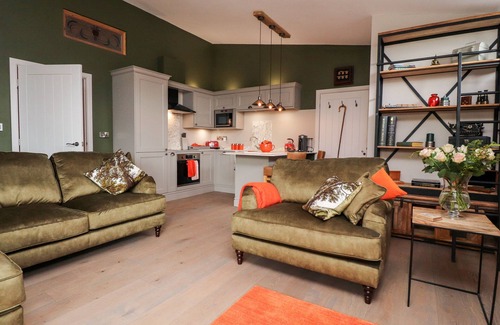 Barnoldswick Cottage | THE BARN AT COPY HOUSE HIDEAWAY, pet friendly, with hot tub in Earby
