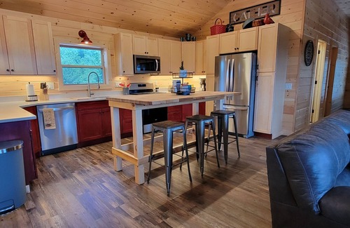 Tennga House | The Barn at Frog Hollow, Delano. Rare find with 5 bedrooms, sleeps up to 15!