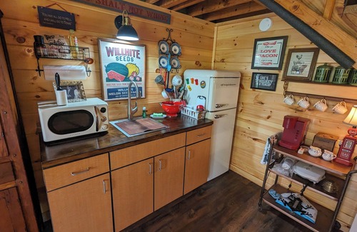 Alcoa House | The Barn at Toad Hill. Pet friendly, close to Smokies, Airport. Brand new!