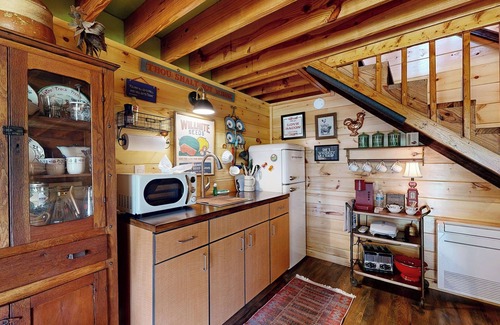 Alcoa House | The Barn at Toad Hill. Pet friendly, close to Smokies, Airport. Brand new!