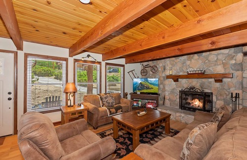Fox Farm House | The Barn by Destination Big Bear : Pet Friendly! Foosball! Cable & WiFi! Fenced Backyard! Propane BBQ! Wood Burning Fireplace! Hot Tub!