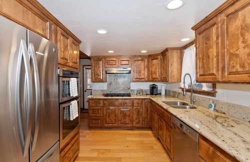 Fox Farm House | The Barn by Destination Big Bear : Pet Friendly! Foosball! Cable & WiFi! Fenced Backyard! Propane BBQ! Wood Burning Fireplace! Hot Tub!