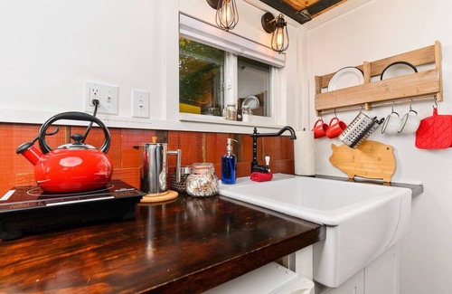 Kerns Hotel | The Barn - Custom Tiny Home w/Barn Vibe