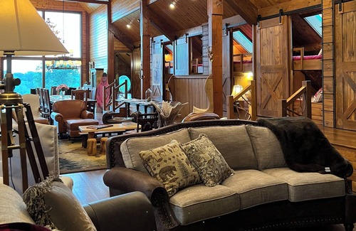 Bentonville House | The Barn Door-near bike trails, Bentonville attractions, quiet and serene.