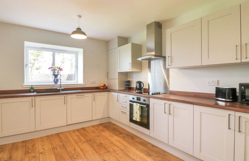 Airdrie Cottage | THE BARN, DRUMBOW FARM, family friendly, with hot tub in Caldercruix
