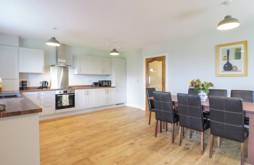 Airdrie Cottage | THE BARN, DRUMBOW FARM, family friendly, with hot tub in Caldercruix