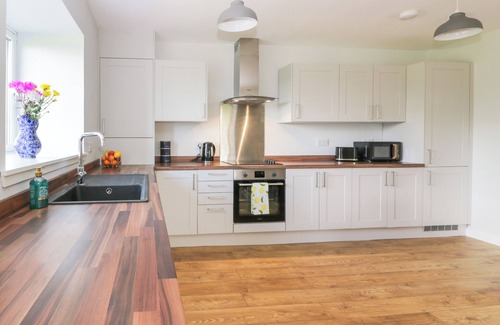 Airdrie Cottage | THE BARN, DRUMBOW FARM, family friendly, with hot tub in Caldercruix