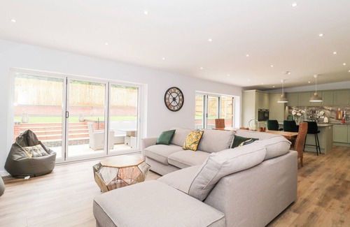Lytchett Matravers Cottage | THE BARN, family friendly, with hot tub in Lytchett Matravers