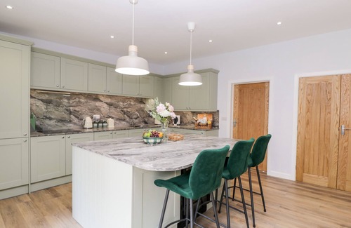 Lytchett Matravers Cottage | THE BARN, family friendly, with hot tub in Lytchett Matravers