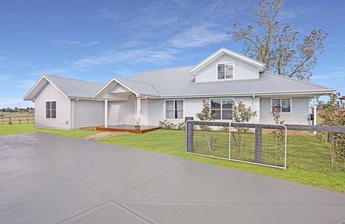 Bolwarra House | The Barn House - 30 mins to Hunter Valley Vineyards