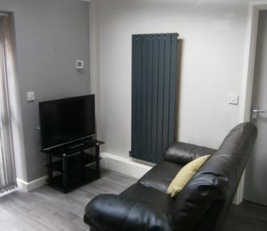 Ilkeston Apartment | The Barn - Ilkeston - 1 Bedroom Flat, 2 Beds, Close to M1-A52 Long Eaton - Nottingham - Derby - Derbyshire - 400Mbs WiFi Free Parking!