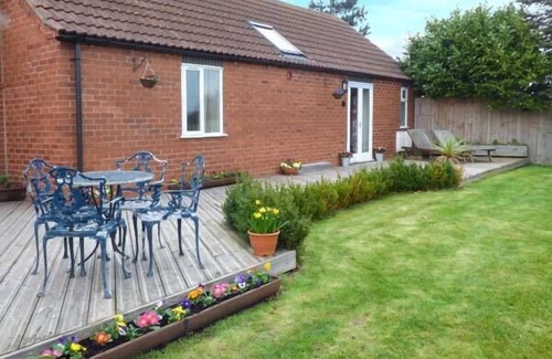 Dunnington Cottage | THE BARN IVY COTTAGE, family friendly, with a garden in York