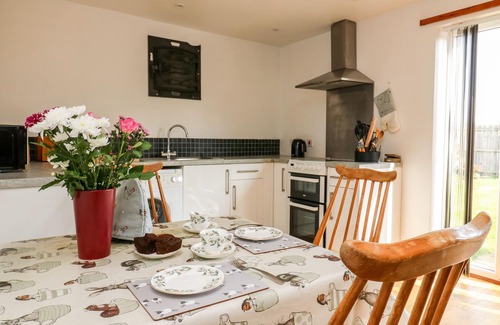 Low Catton Cottage | THE BARN, pet friendly, country holiday cottage in Stamford Bridge