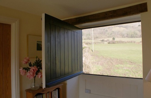 Axbridge Cottage | THE BARN, pet friendly, country holiday cottage in Compton Bishop