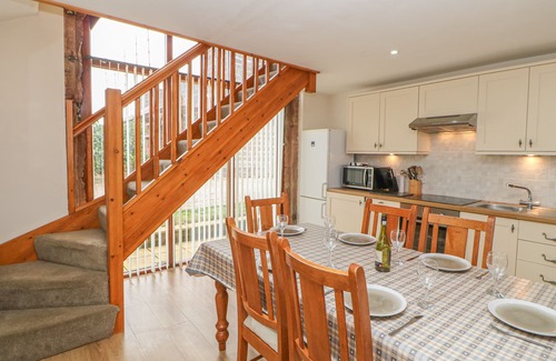 Wing Cottage | THE BARN, pet friendly, with hot tub in Milton