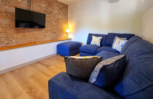 Hendrerwydd House | The Barn - sleeps 12 guests in 6 bedrooms