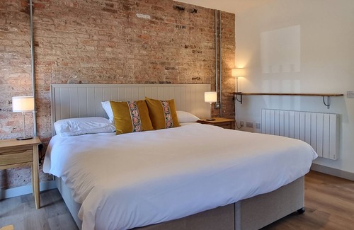 Hendrerwydd House | The Barn - sleeps 12 guests in 6 bedrooms