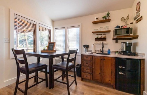 Elm Mott Ski Chalet | The Barn Swallow Cabin 15MIN to Magnolia & Baylor