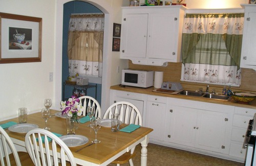 Shiner House | The Barta bungalow in Shiner