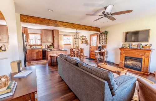 Lynchburg House | The Bartlett Nook/HOT TUB/3-BEDROOM/4 BEDS/CLOSE TO LU
