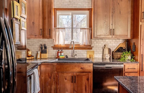 Lynchburg House | The Bartlett Nook/HOT TUB/3-BEDROOM/4 BEDS/CLOSE TO LU