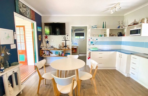 Traviston House | The Batch - Burrum Heads - Walk To Beach - 2BR - Pets Welcome