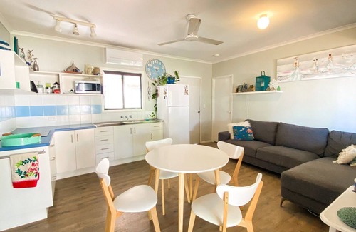 Traviston House | The Batch - Burrum Heads - Walk To Beach - 2BR - Pets Welcome