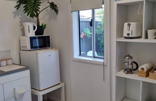 Woodridge Apartment | The Batch. Granny flat, close to Diggers RSL & Sunday Markets, GoldCoast line.