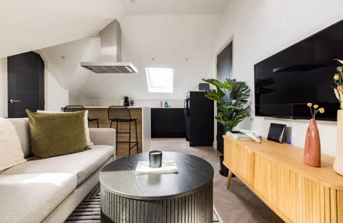 Shaftesbury Apartment | The Battersea Classic - Charming 2BDR Flat with Study Room