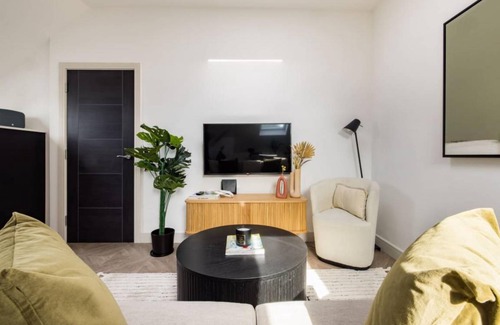 Shaftesbury Apartment | The Battersea Classic - Charming 2BDR Flat with Study Room