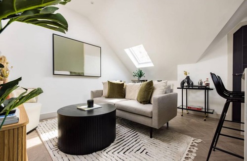 Shaftesbury Apartment | The Battersea Classic - Charming 2BDR Flat with Study Room