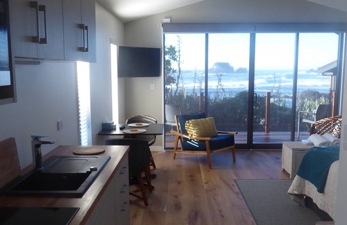 Cape Foulwind Cabin | The Bay House Beachfront Accommodation