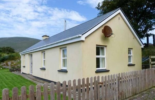 Ballycarnahan Cottage | THE BAY, pet friendly, with open fire in Caherdaniel, County Kerry