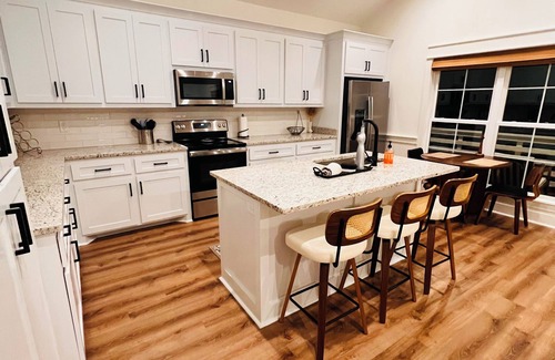 Shoreline Park House | “THE BAY STAY” 3BR - 2BA Canal Home with Boat Pier, Fish Off Dock, Cart to Town