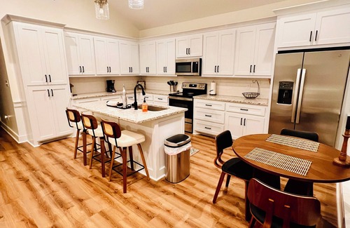 Shoreline Park House | “THE BAY STAY” 3BR - 2BA Canal Home with Boat Pier, Fish Off Dock, Cart to Town