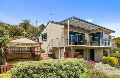 Geilston Bay House | "The Bay Waterfront" - 10 Min to CBD, Sleeps 9.