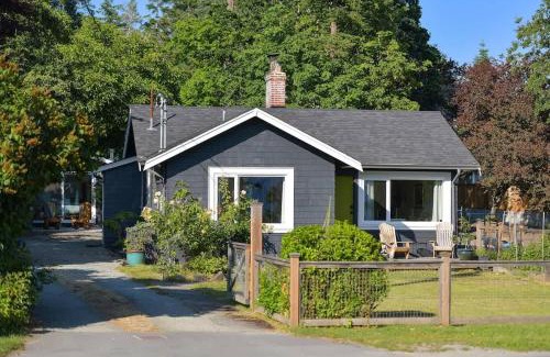 Downtown Victoria House | The Bayside Cottage
