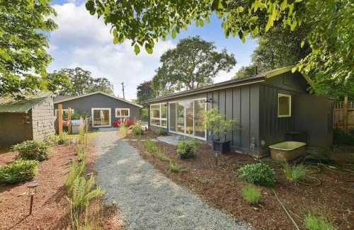 Downtown Victoria House | The Bayside Cottage