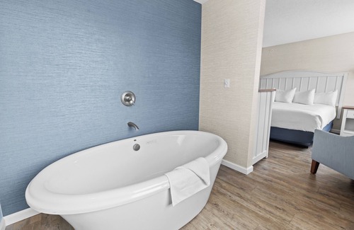 Traverse City Hotel | The Baywatch Resort