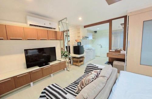 Ban Bang Saen Hotel | The beach bangsaen condo daily room Poolside