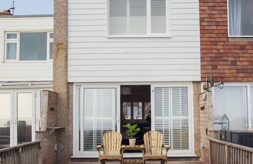 Seaford Cottage | The beach box - a houses that sleeps 6 guests in 3 bedrooms