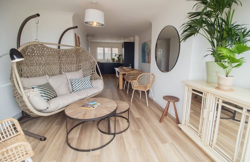 Seaford Cottage | The beach box - a houses that sleeps 6 guests in 3 bedrooms