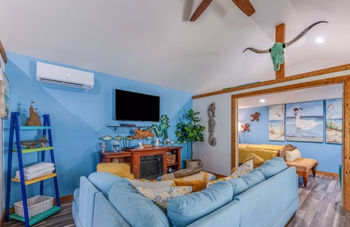 Aransas Pass Cabin | The Beach Cabin awaits! Nearby fishing, shopping, resturants, & the beach