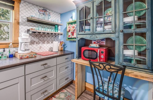 Aransas Pass Cabin | The Beach Cabin awaits! Nearby fishing, shopping, resturants, & the beach
