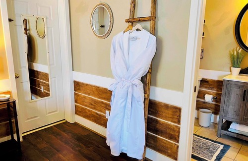 Canton Bed & Breakfast | The Beach Comber - Private Room w Access to Pool & Hot Tub.