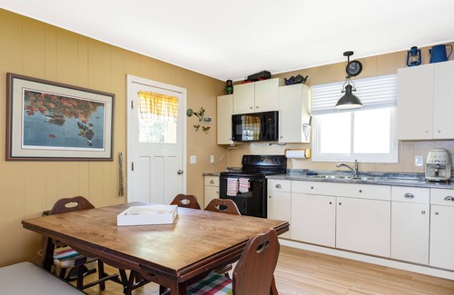 Killaloe Cottage | The Beach Cottages: 3 Cottages + 1 Bunkie, Perfect for Multi-Family Fun!