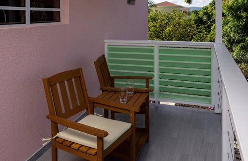 Runaway Bay Apartment | The beach, golf, everything close to our breezy, quiet, comfortable apartments.