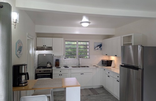 Runaway Bay Apartment | The beach, golf, everything close to our breezy, quiet, comfortable apartments.