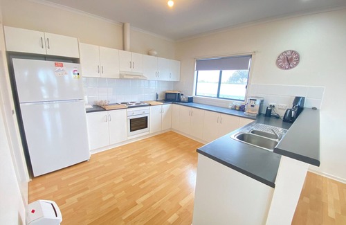 Melville House | The Beach House-Esplanade position! Sea Views! Off Peak special!