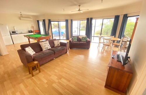 Melville House | The Beach House-Esplanade position! Sea Views! Off Peak special!